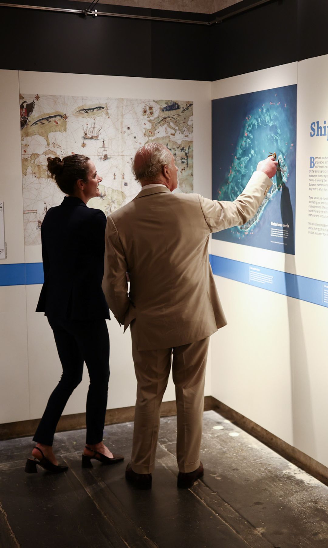 El rey Carlos III conversa con la directora Elena Strong durante su visita al Museo Nacional de las Bermudas