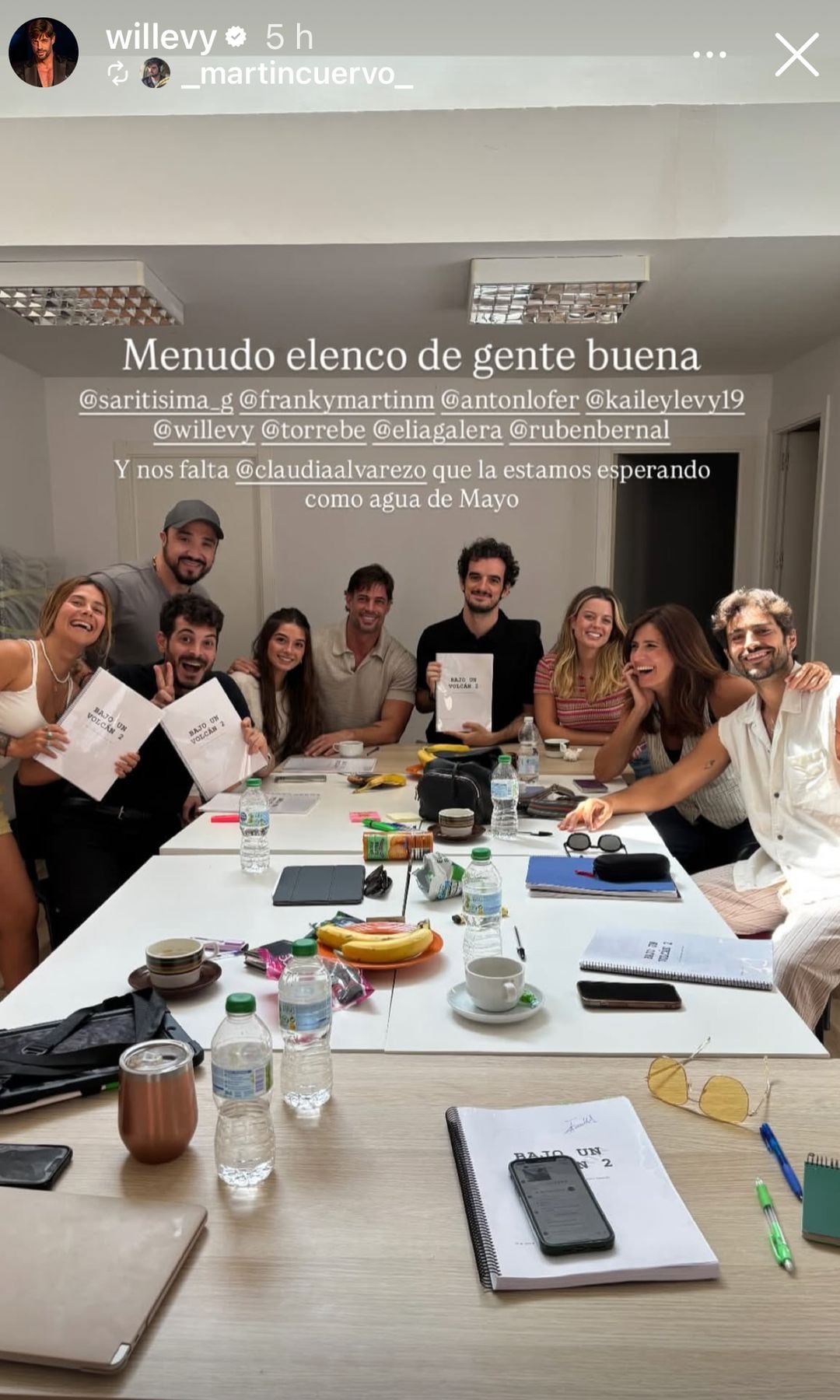 Kailey con el equipo haciendo una reunión con el equipo de la película 'Bajo un Volcán'.