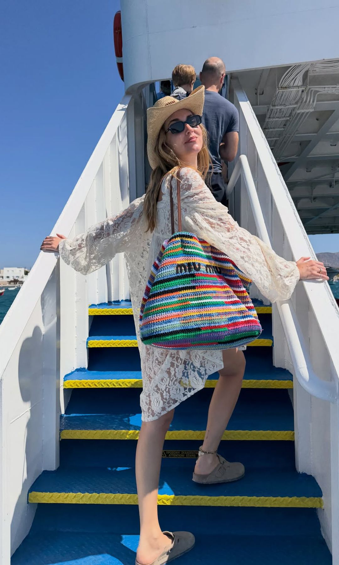 Chiara Ferragni en el ferri a la isla de Kimolos, Grecia