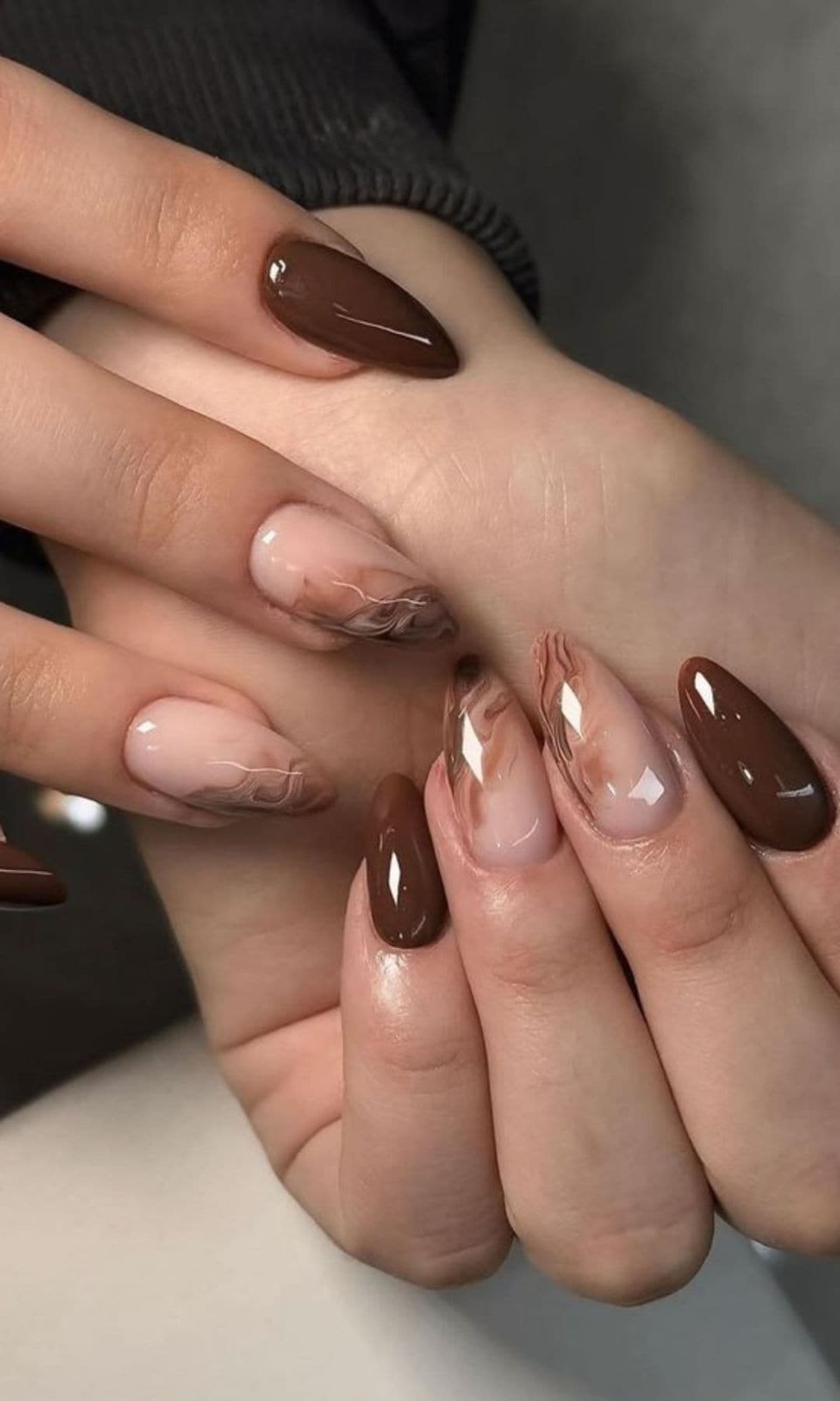 Manicura marrón efecto mármol 