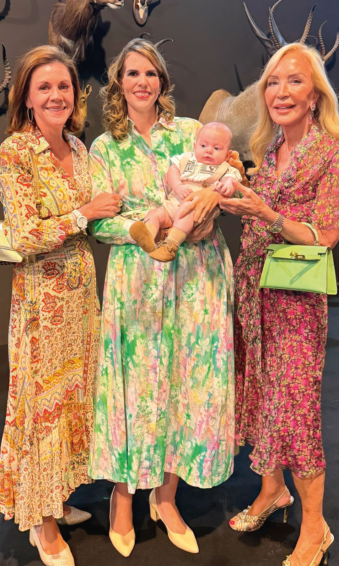 Casilda Fernández de Córdoba con el pequeño y rodeada por María Dolores de Cospedal y Carmen Lomana, madrinas del niño