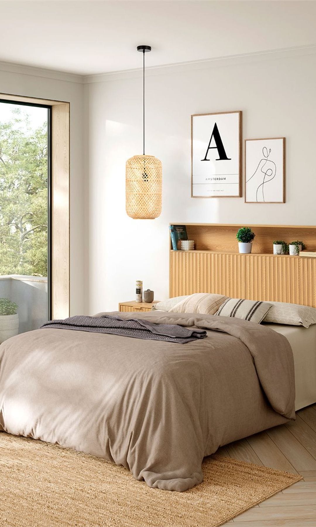 Dormitorio con cabecero de madera con estantería, lámparas techo a ambos lados de la cama, mesitas de noche de madera, alfombra de fibras vegetales y ropa de cama beige