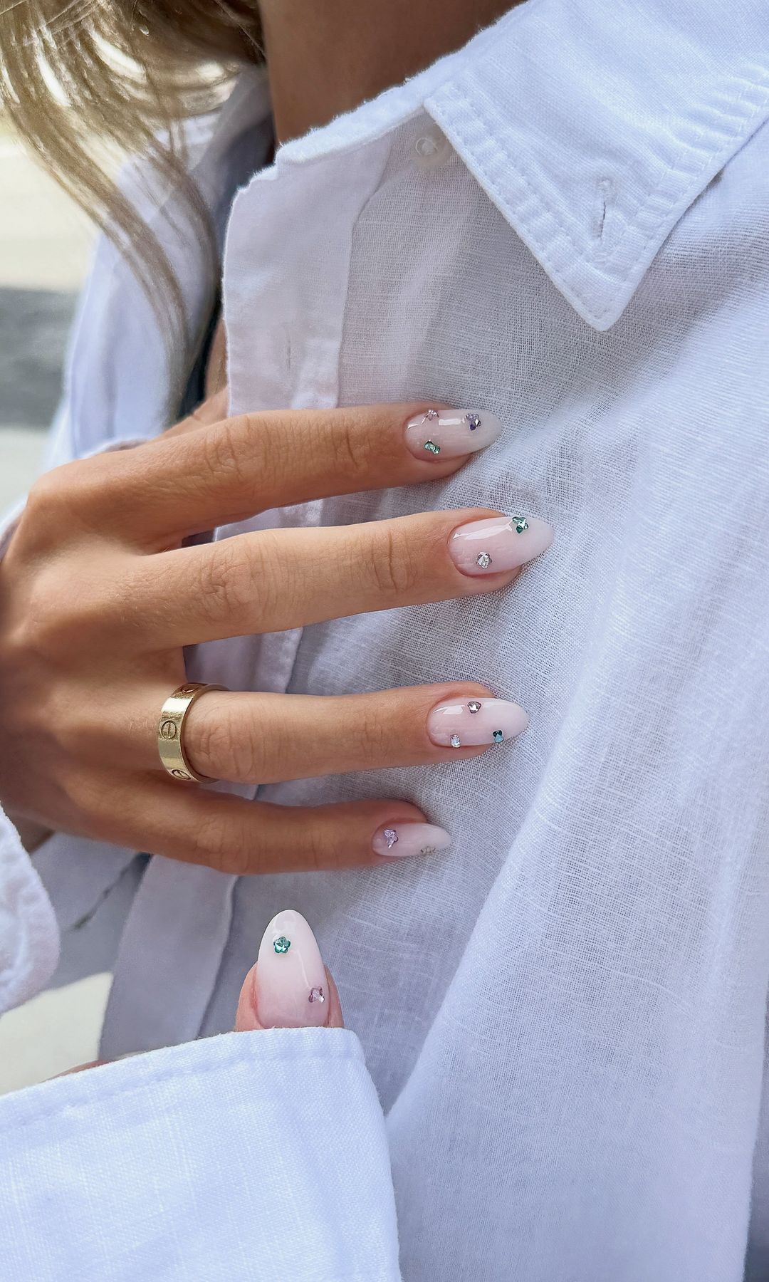 Manicura con brillos de colores