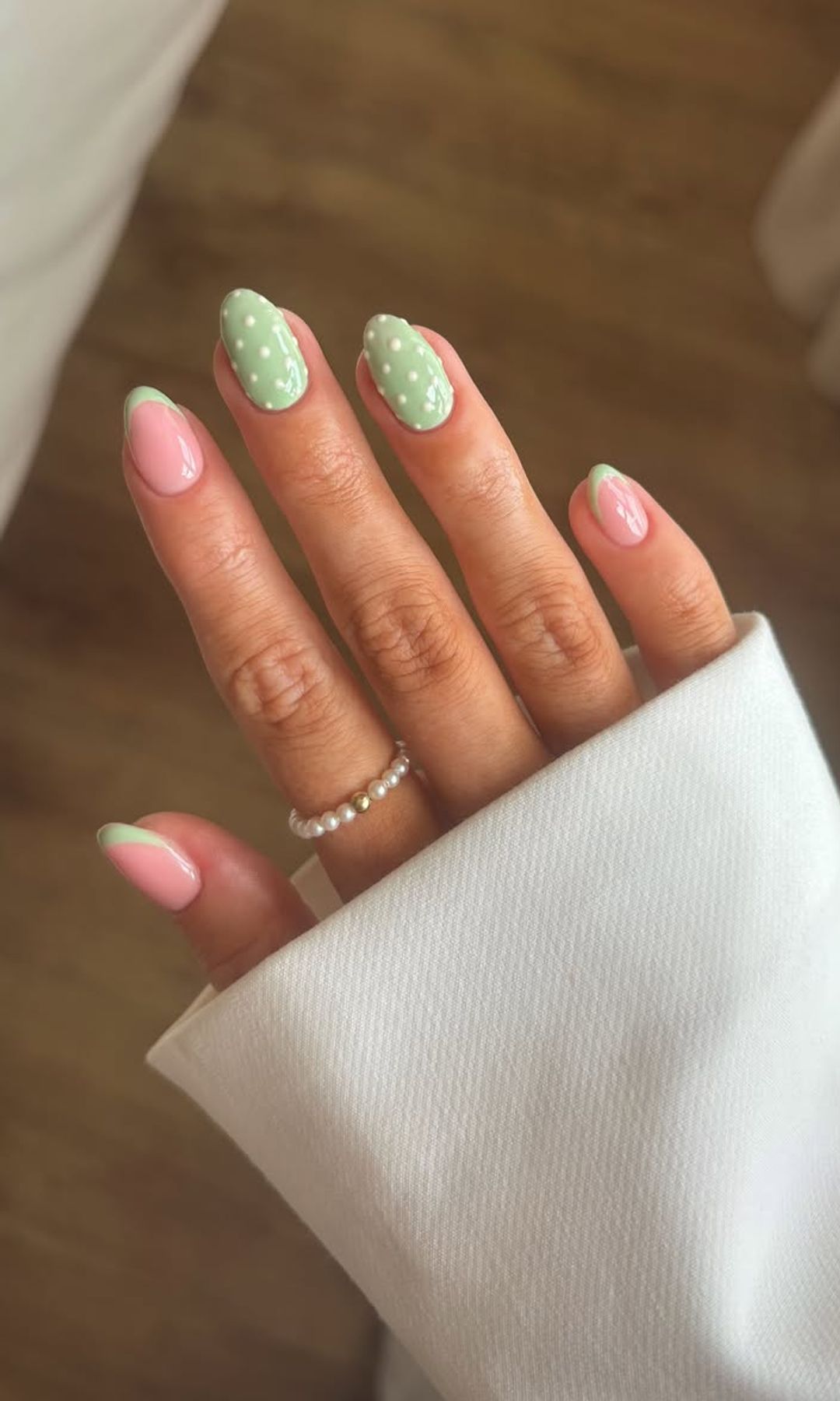 Manicura verde menta con lunares