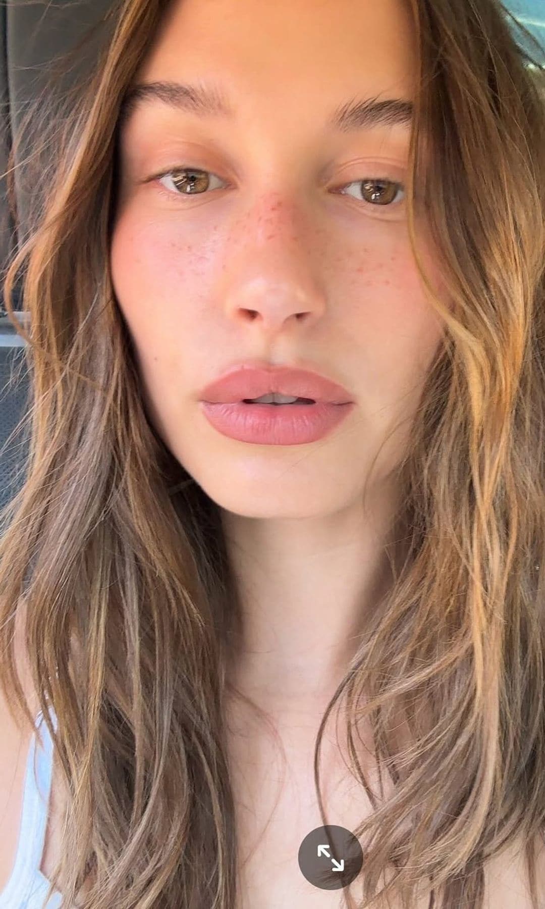 Hailey Bieber con corte de pelo escalado