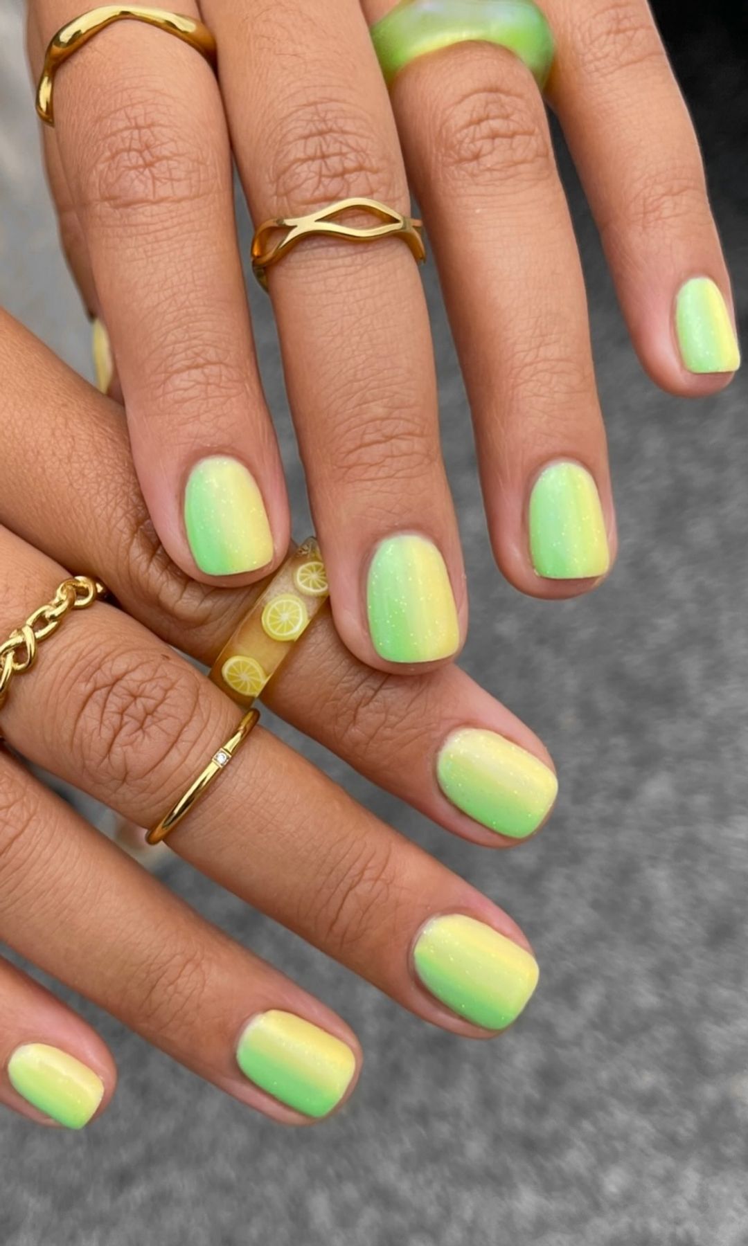 Manicura verde lima