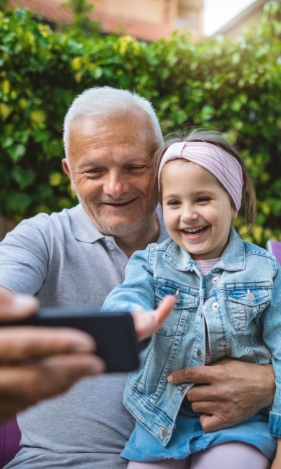 Abuelo se hace foto con su nieta