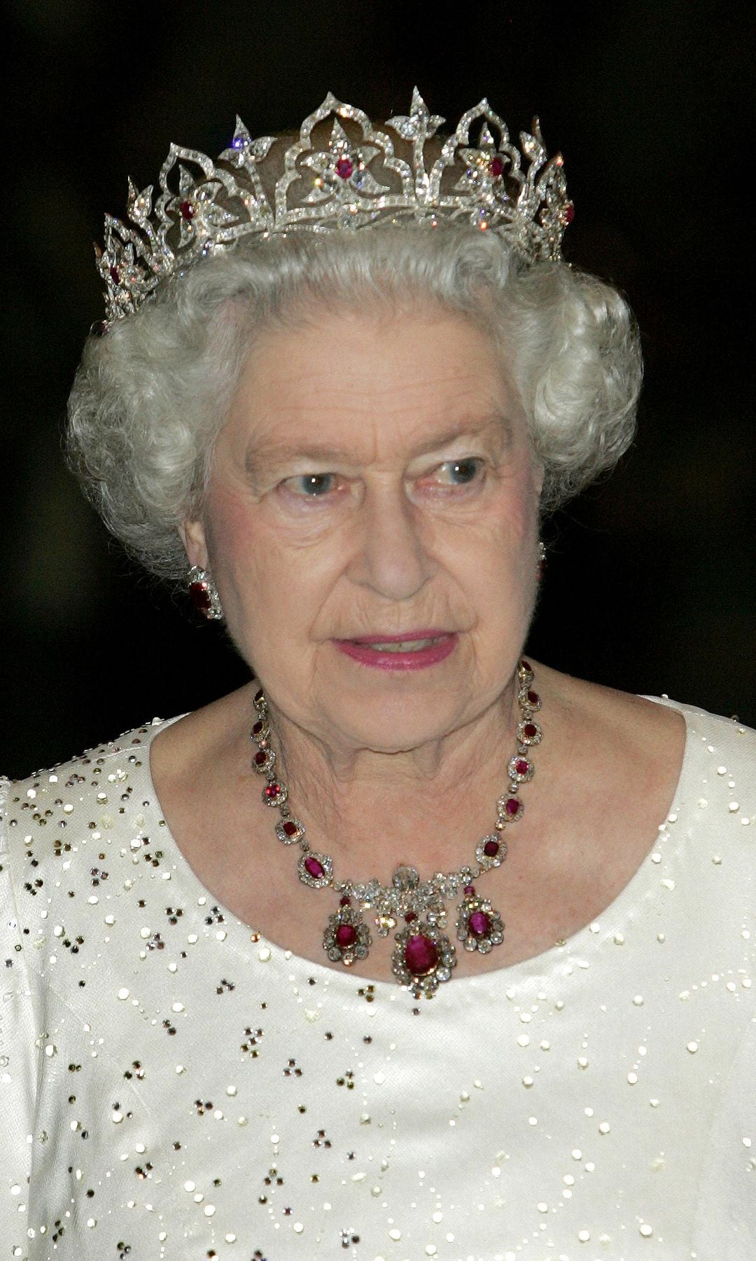 A pesar de ser una de las tiaras favoritas de su madre, la reina Elizabeth II únicamente la utilizó en una ocasión en 2005.