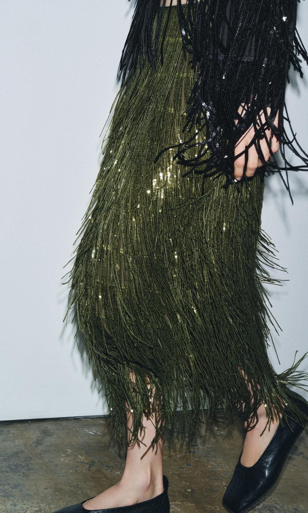 Falda de flecos verdes con lentejuels, de Zara