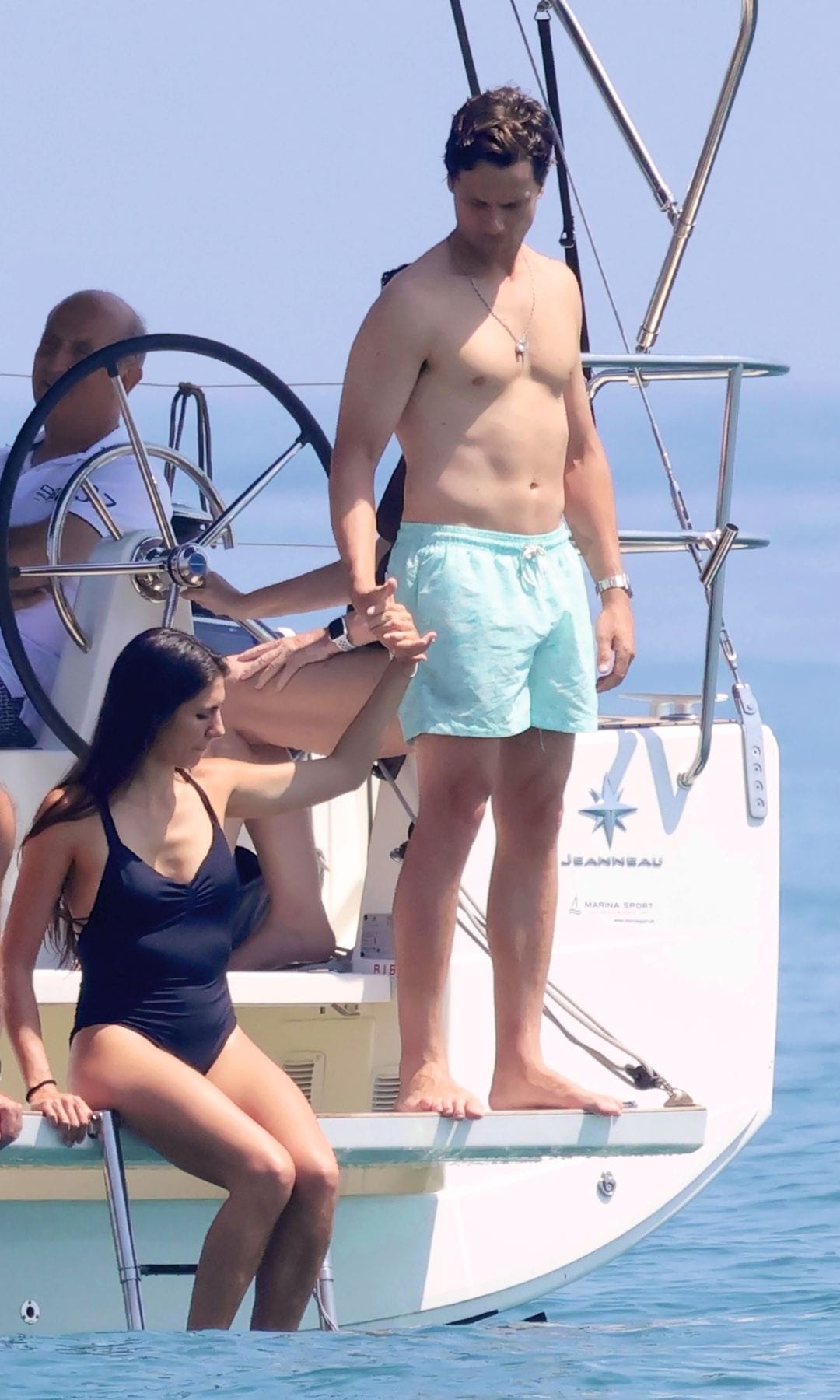 ANA CRISTINA PORTILLO Y EL VERANO DE LA "NUEVA FAMILIA": VACACIONES CON SU PADRE, FERNANDO, Y MARÍA DOLORES DE COSPEDAL, PAREJA SORPRESA DEL AÑO