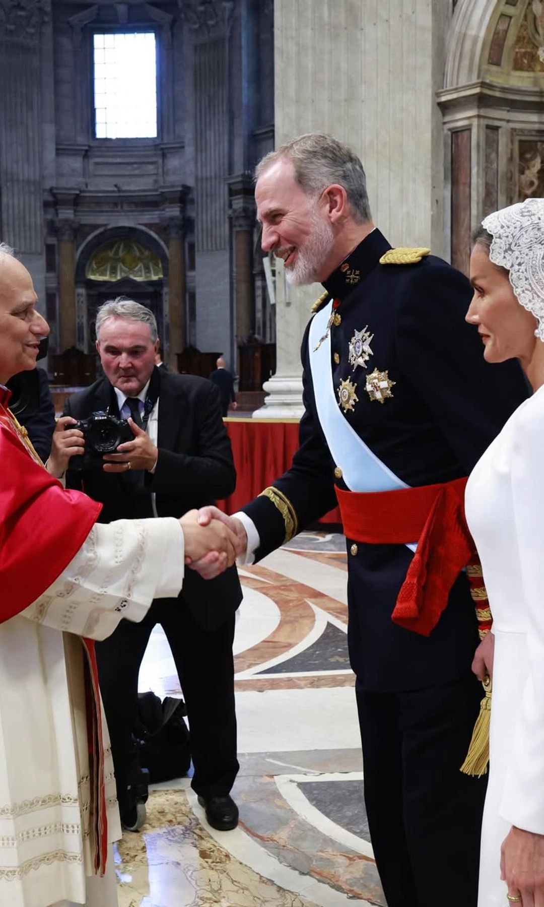 Los reyes Felipe y Letizia en mayo de 2025 tras la misa de inicio de Pontificado de León XIV