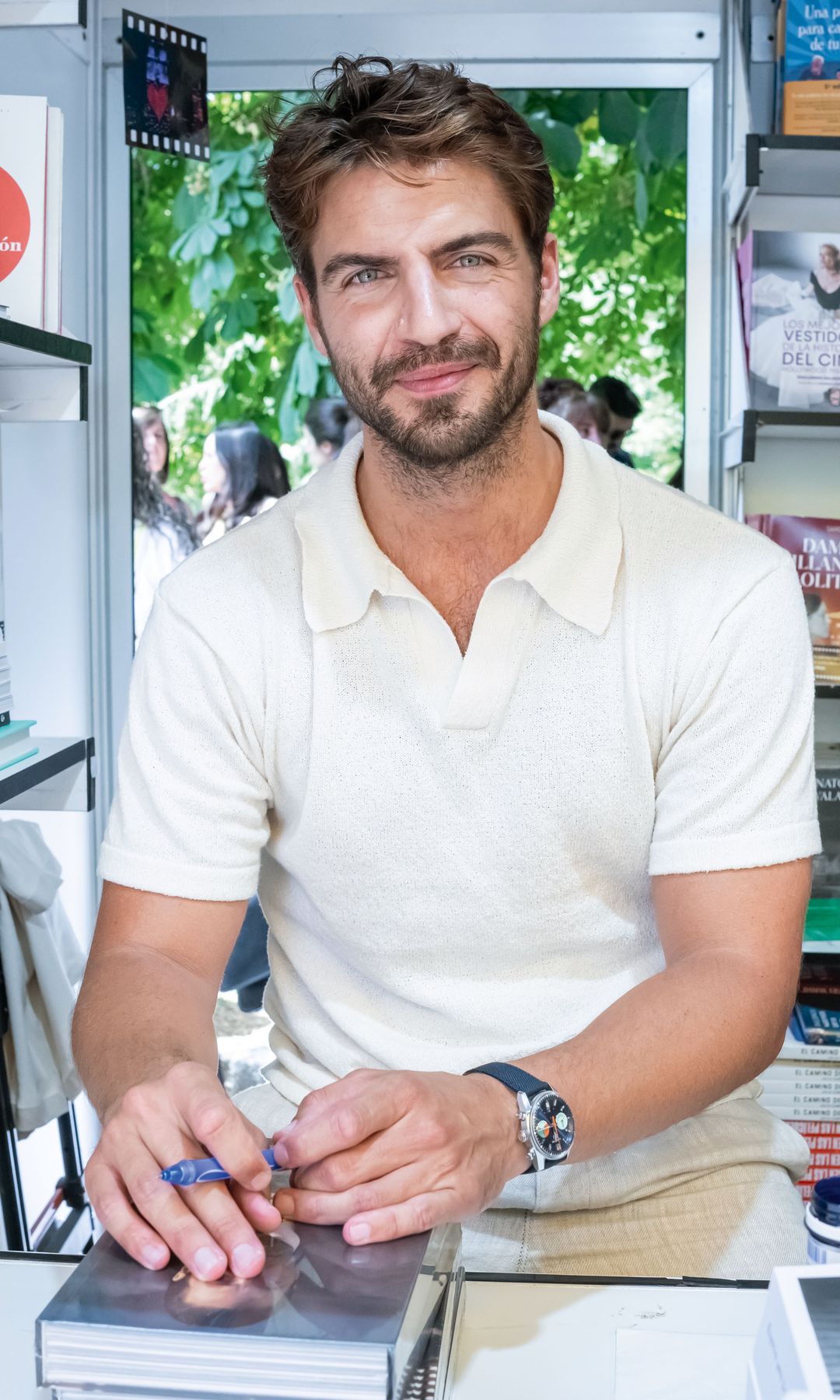 El actor firmando ejemplares durante la última Feria del Libro de Madrid