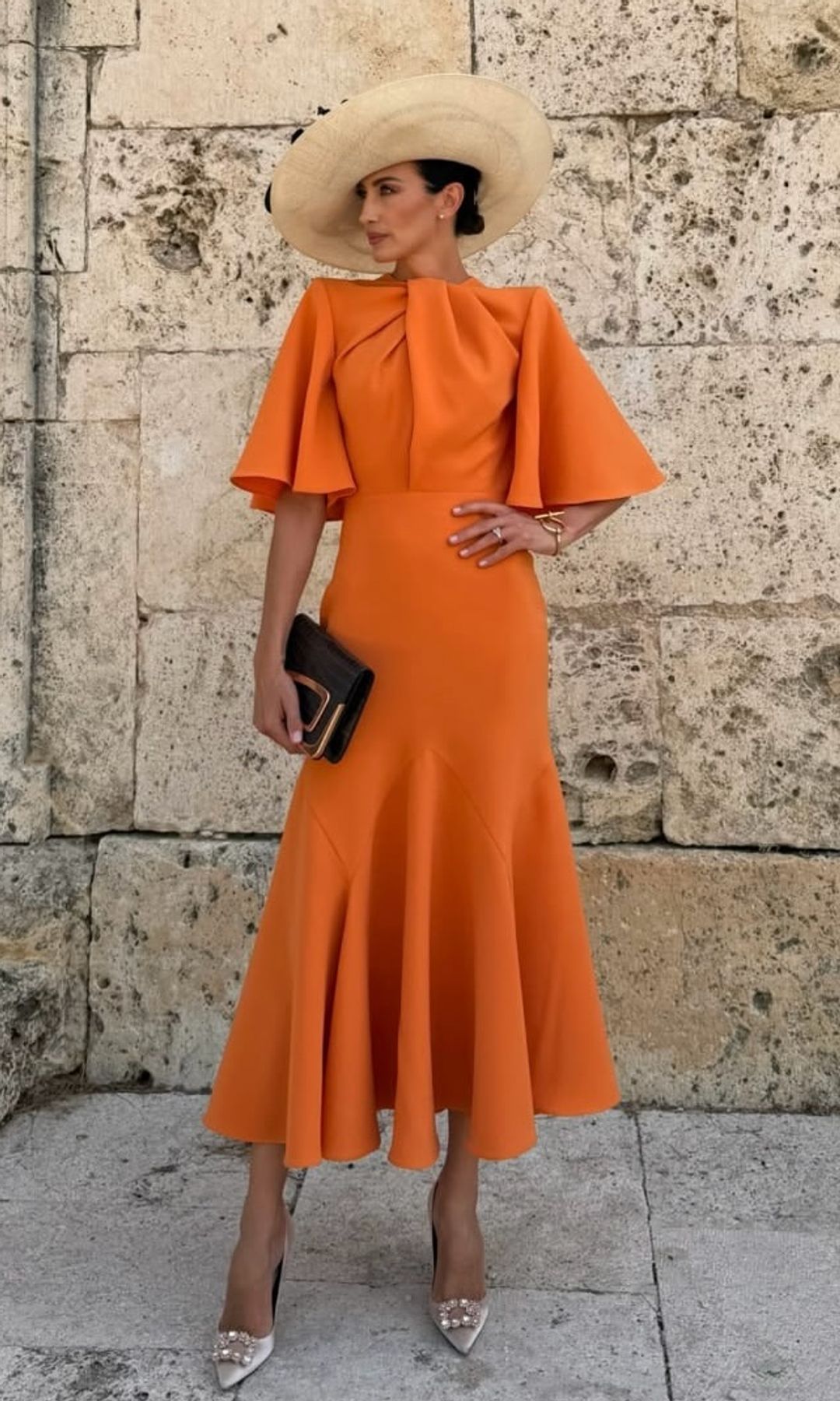 Nieves Álvarez lleva a otro nivel el look de invitada de boda con su espectacular vestido naranja y una pamela XL