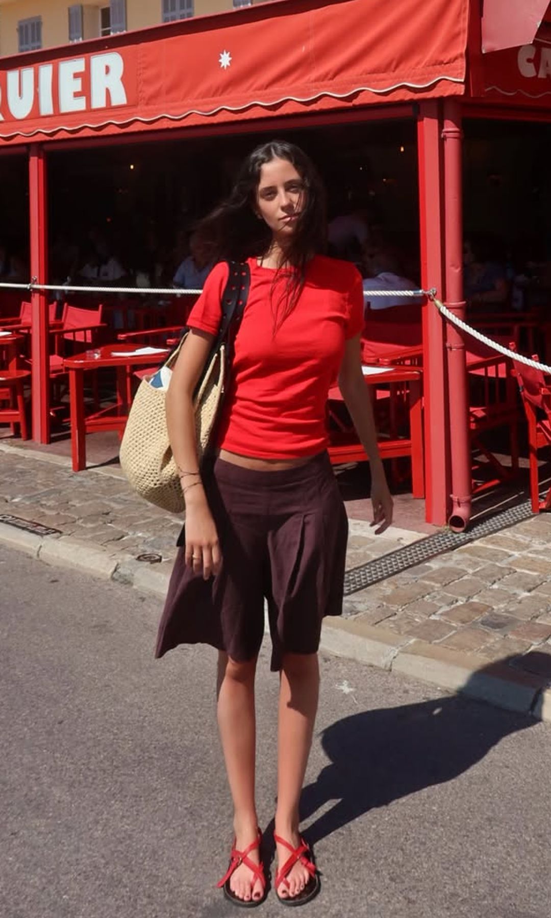 Victoria Federica cambia los shorts por las bermudas de lino: el básico elegante que vuelve a conquistar el verano desde Saint-Tropez