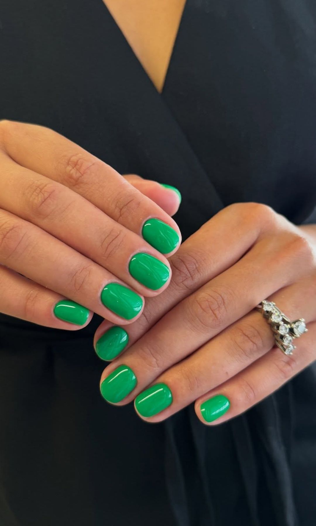 Manicura en verde esmeralda corta