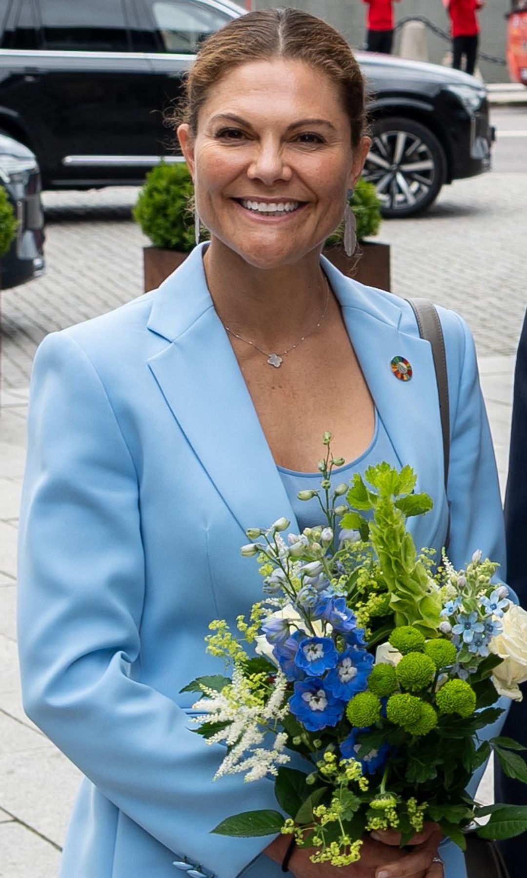 Victoria de Suecia recupera el azul suave tras el luto: "Una propuesta que conecta con el último look de Kate Middleton"