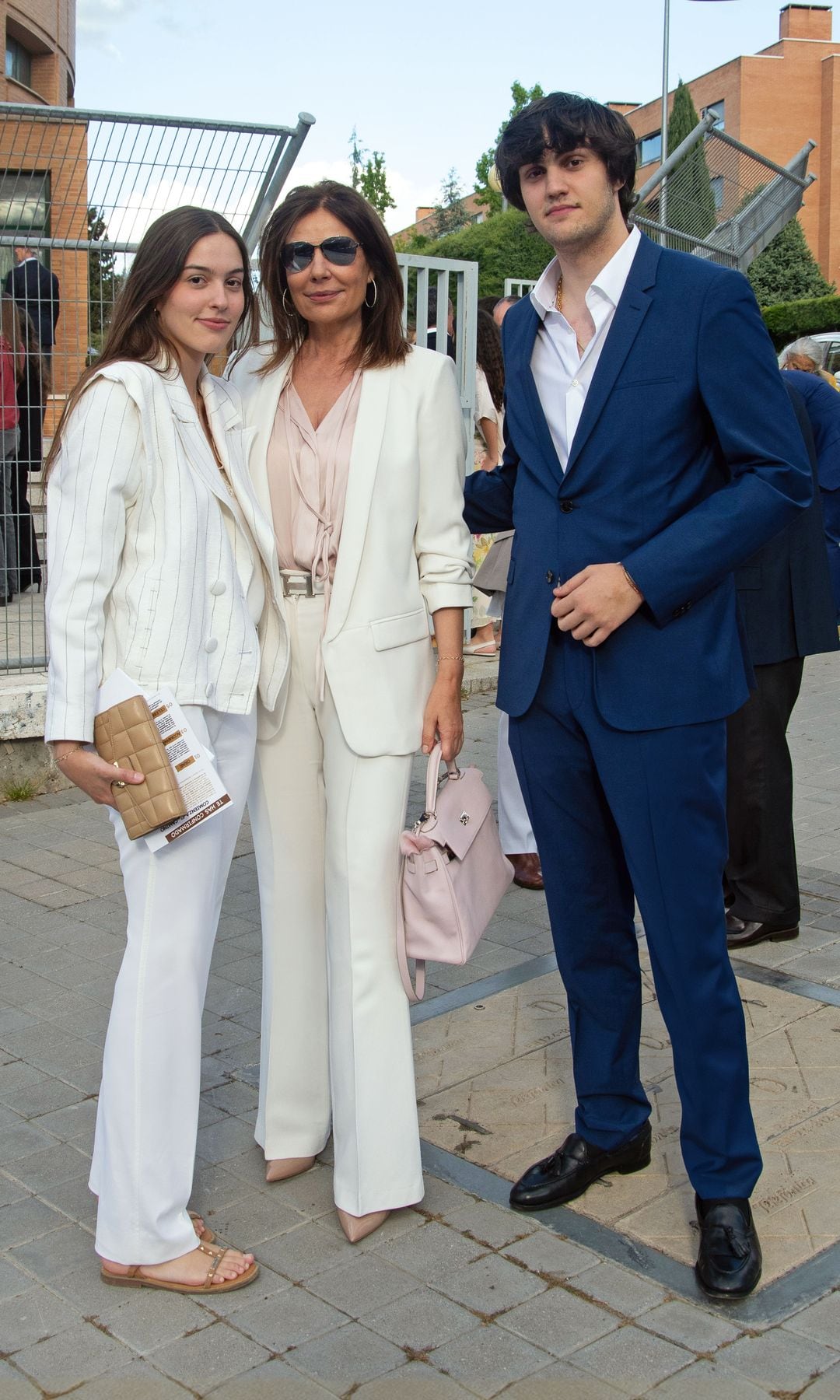 Radiante y emocionada, Alma Fernández González celebró su Confirmación el pasado 20 de mayo, un día inolvidable que disfrutó junto a su madre, Nuria González, y su hermano mayor, Iván, de 22 años.