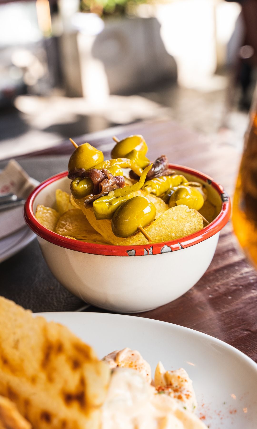 Patatas fritas y gildas de la taberna La Flaca en Madrid