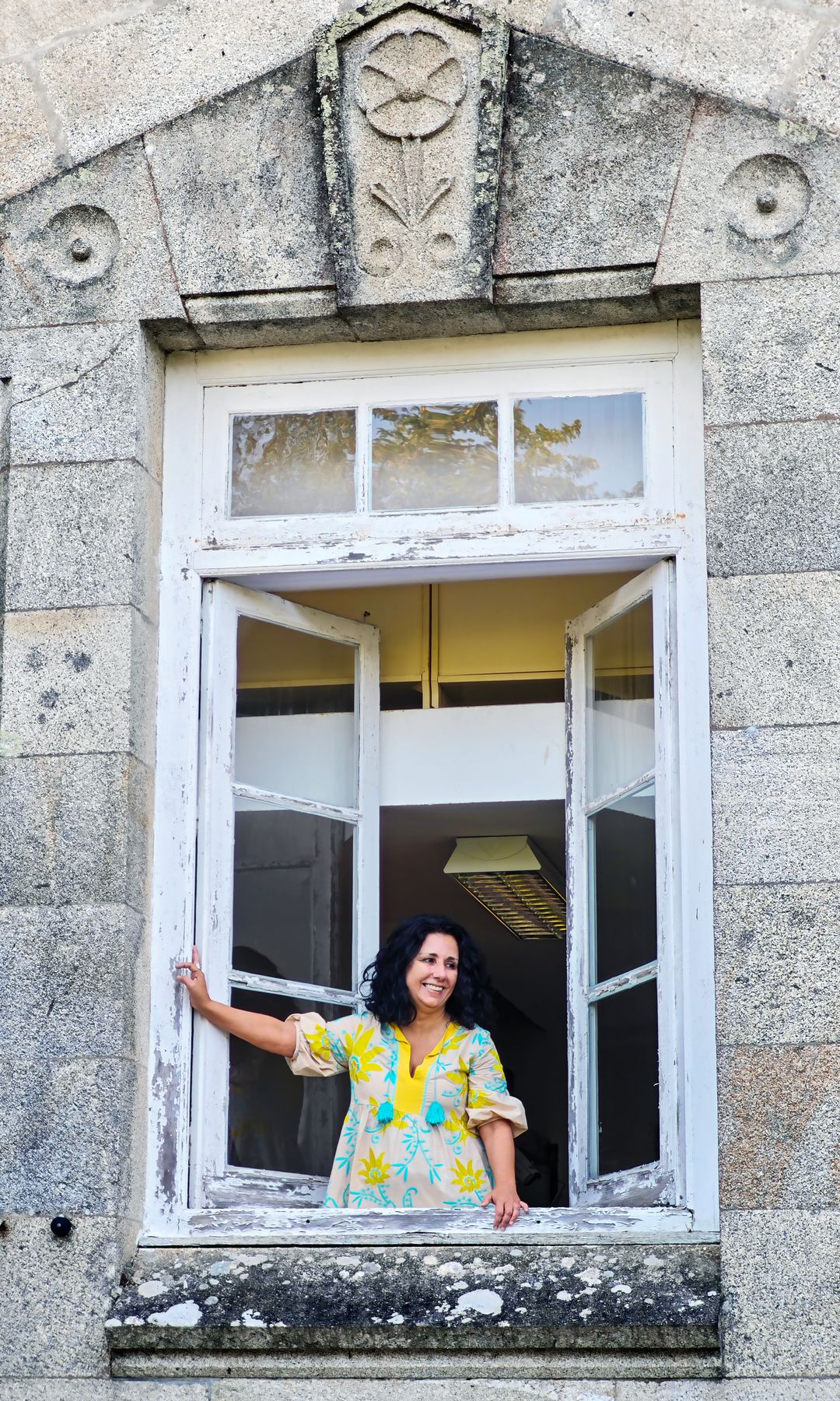 La alcaldesa Margarita Lamela, asomada a una ventana del instituto Fernando Blanco de Lema de Cee, A Coruña