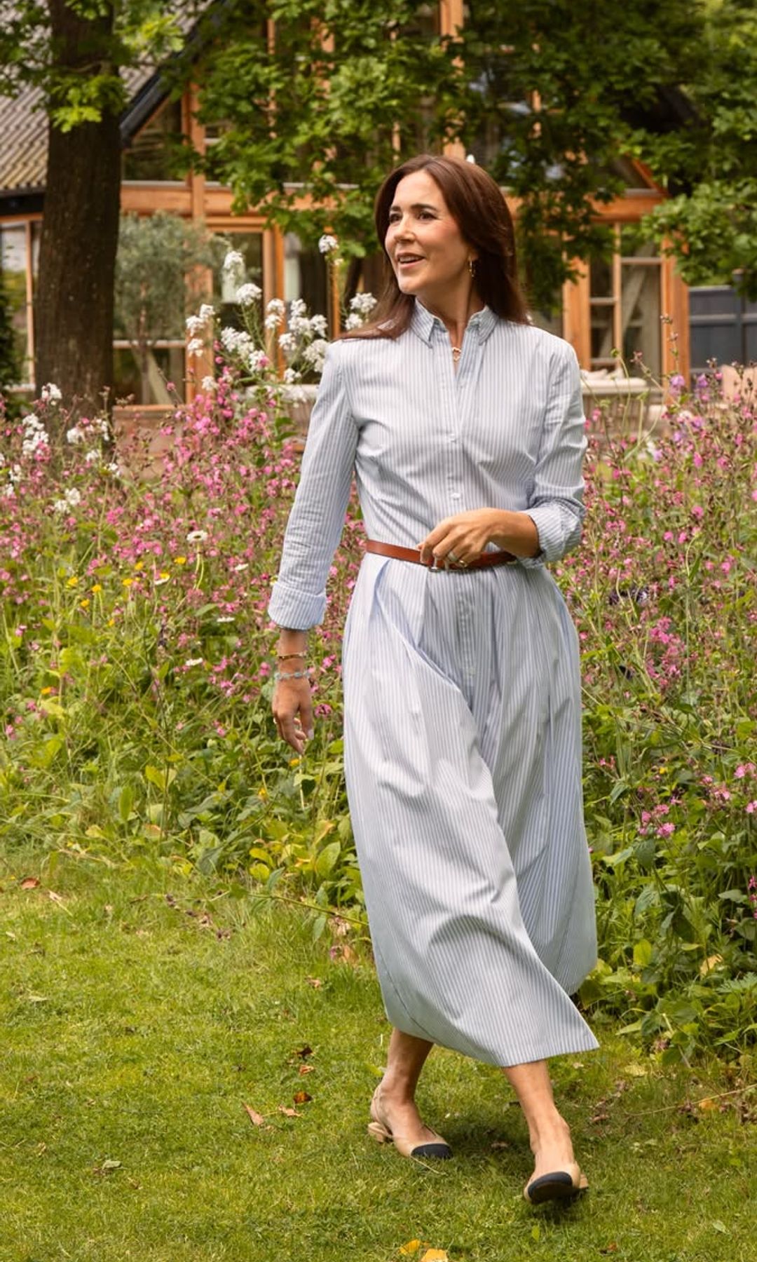 Mary de Dinamarca con vestido camisero de rayas