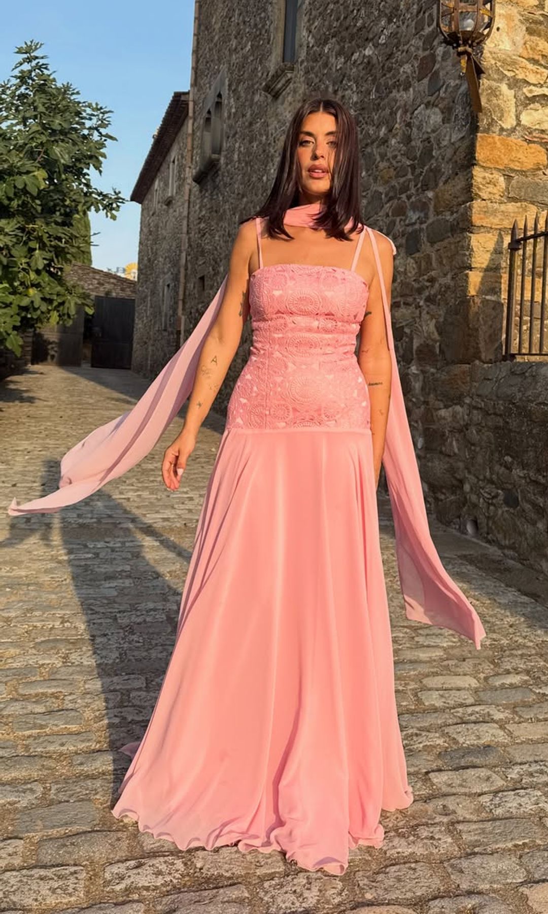 Dulceida con vestido rosa de Rocío Osorno en una boda