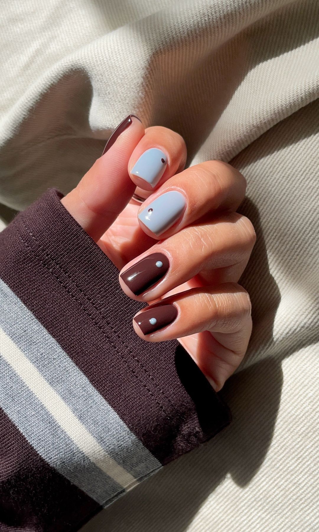 Manicura bicolor marrón y azul