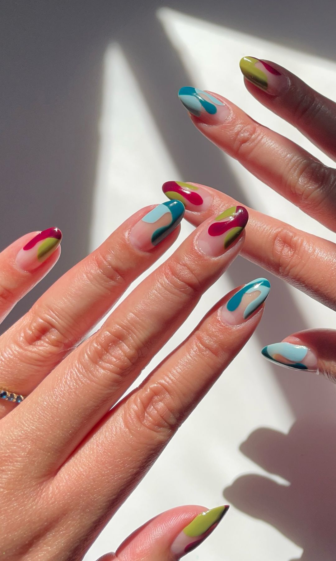 Manicura ondas abstractas