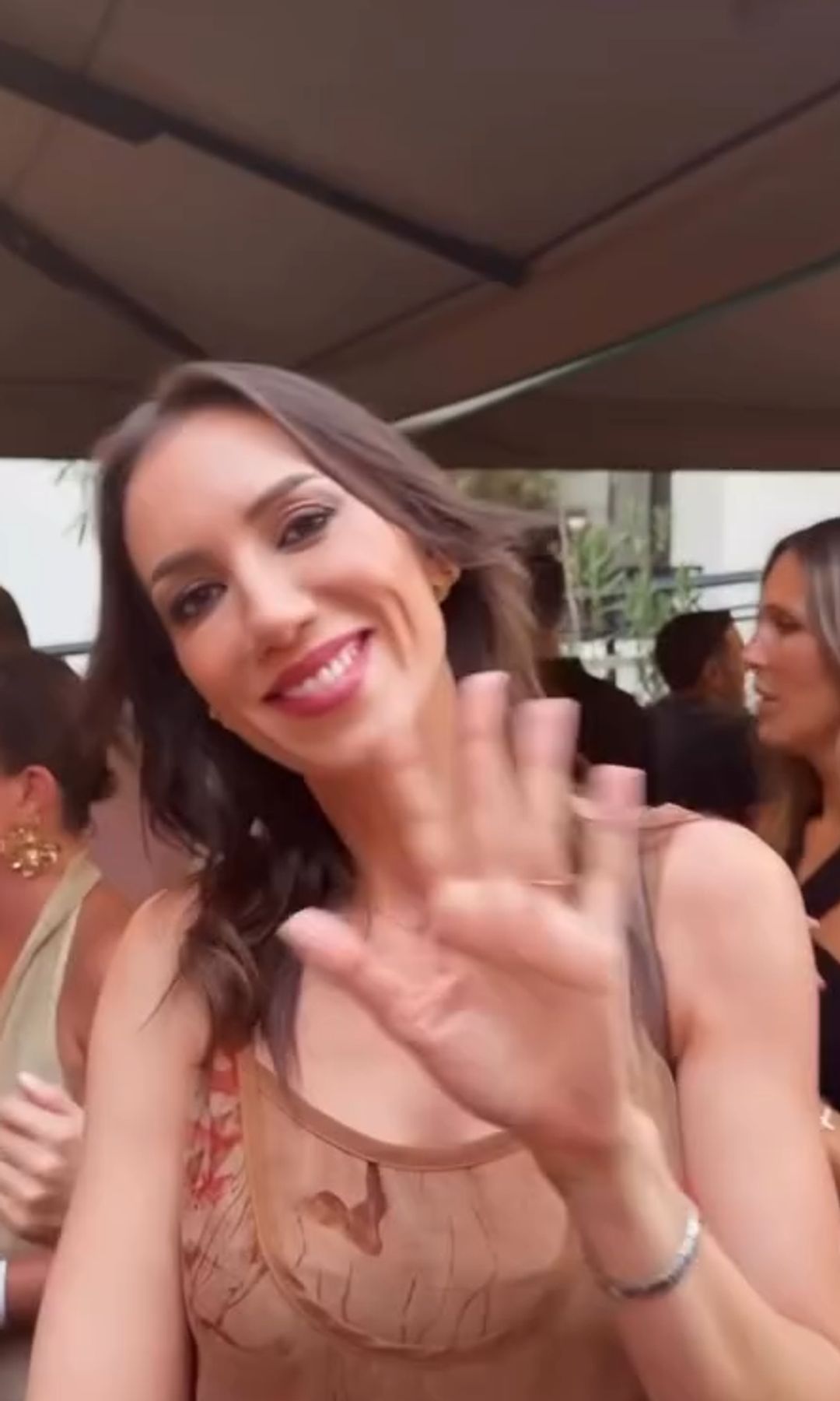 Patricia Pardo no dejó de sonreír durante toda la noche, en la que lució un elegante vestido marrón de inspiración lencera.