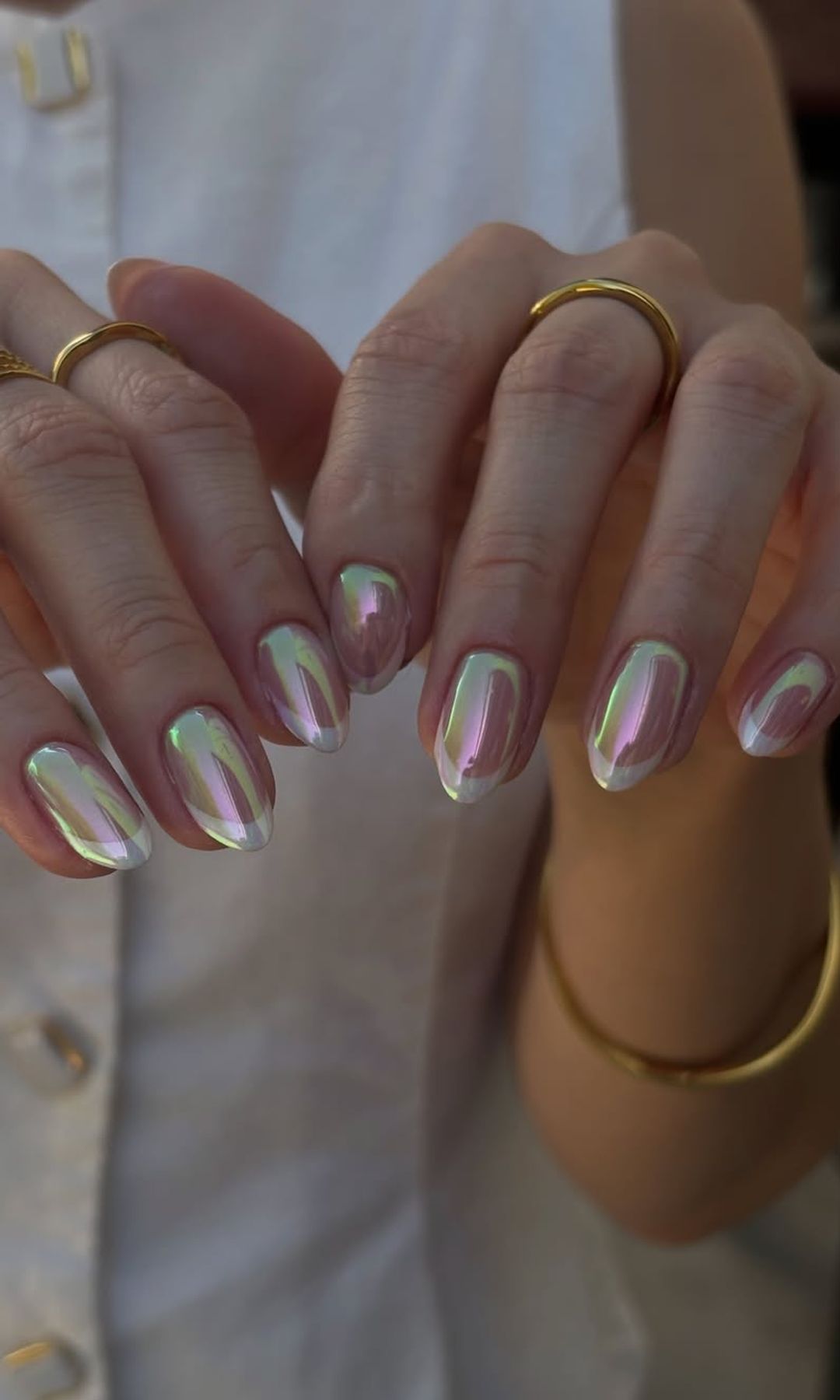 Manicura francesa clásica con acabado cromado 