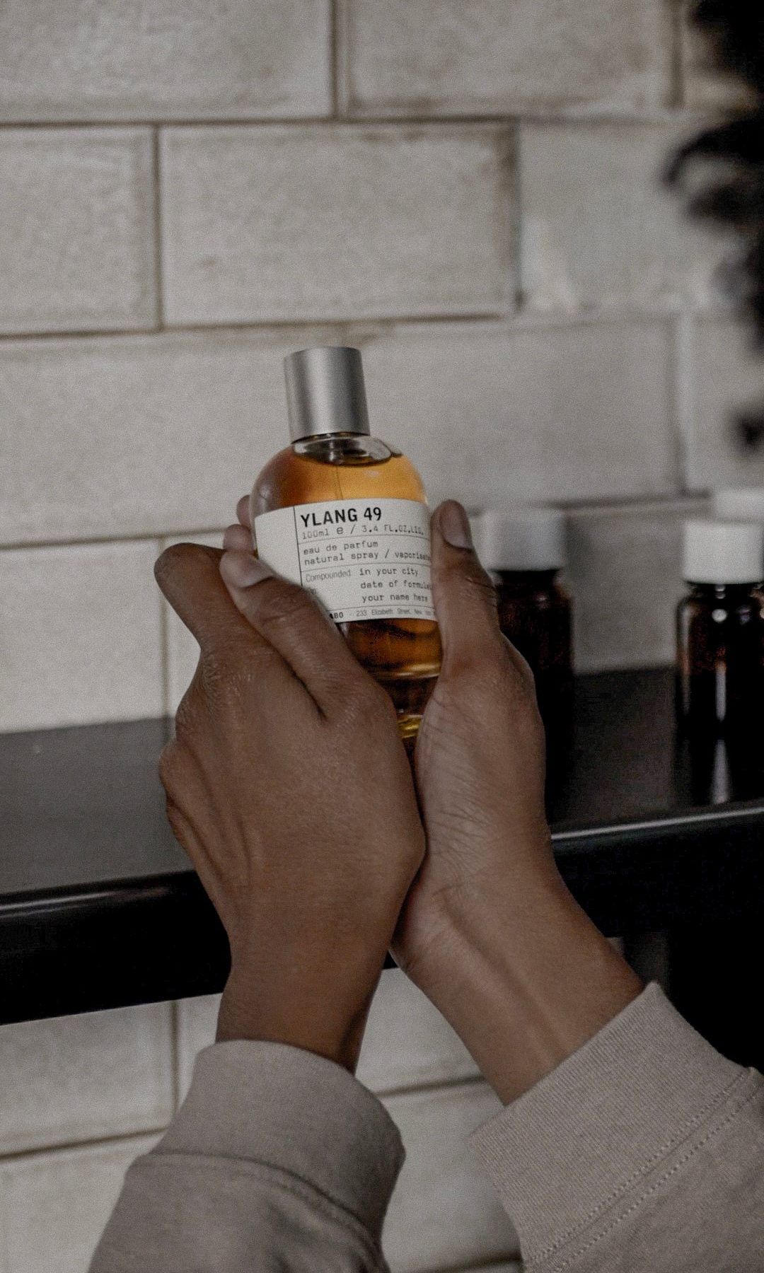 Mano sosteniendo un perfume