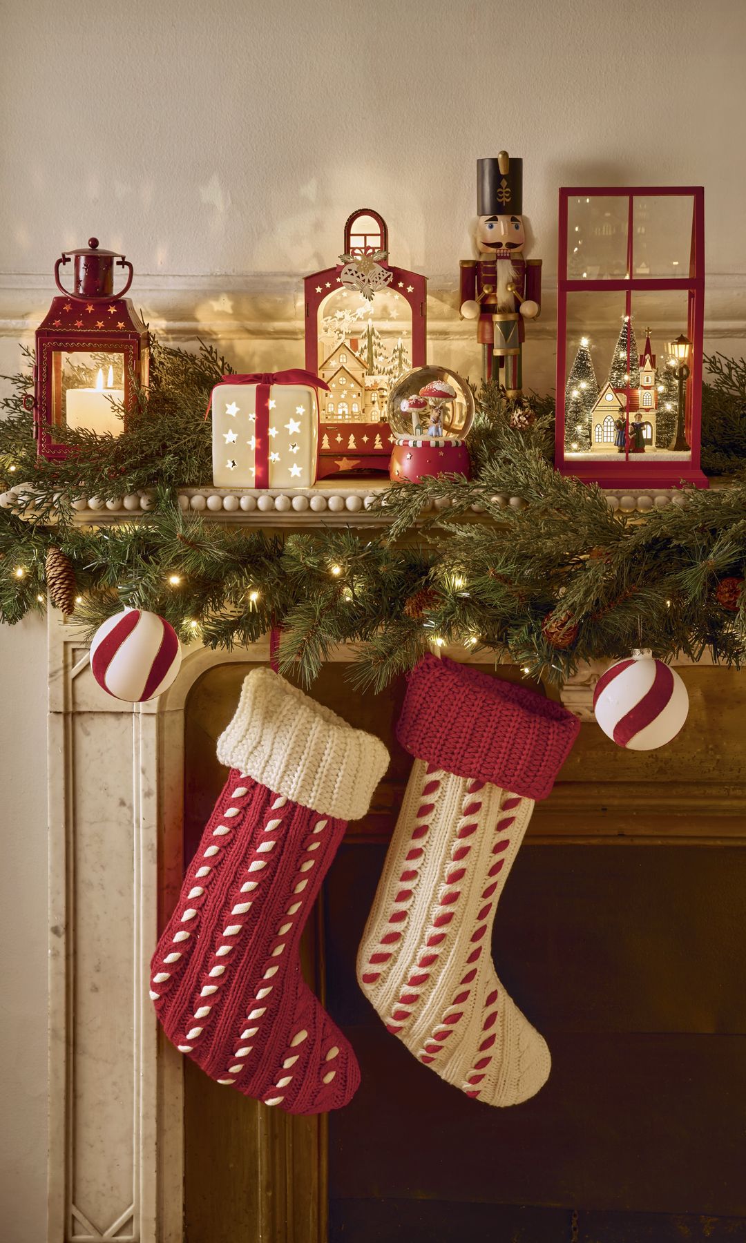 Detalle decoración chimenea en Navidad