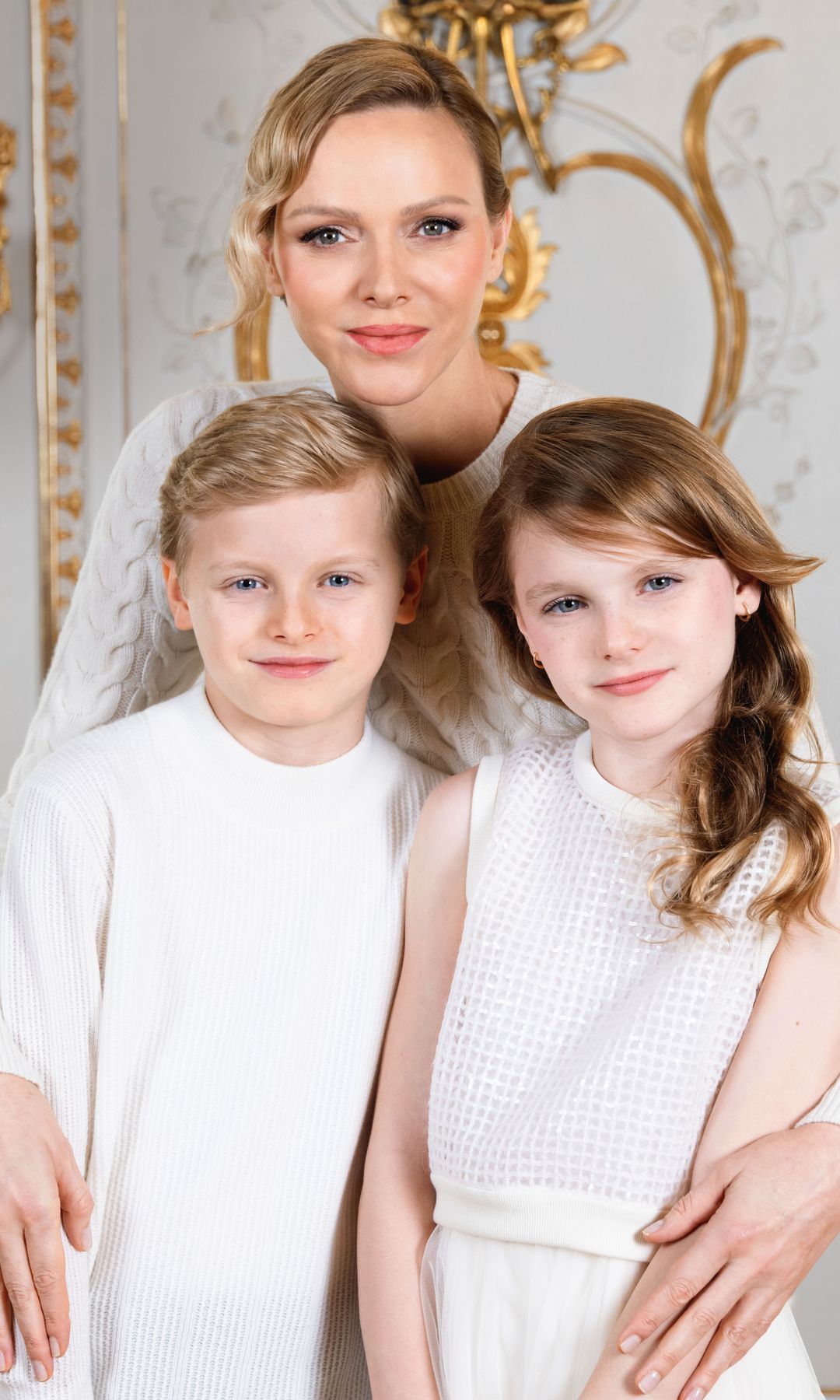 La princesa Charlene junto a sus hijos, en una imagen compartida por el Día de la Madre