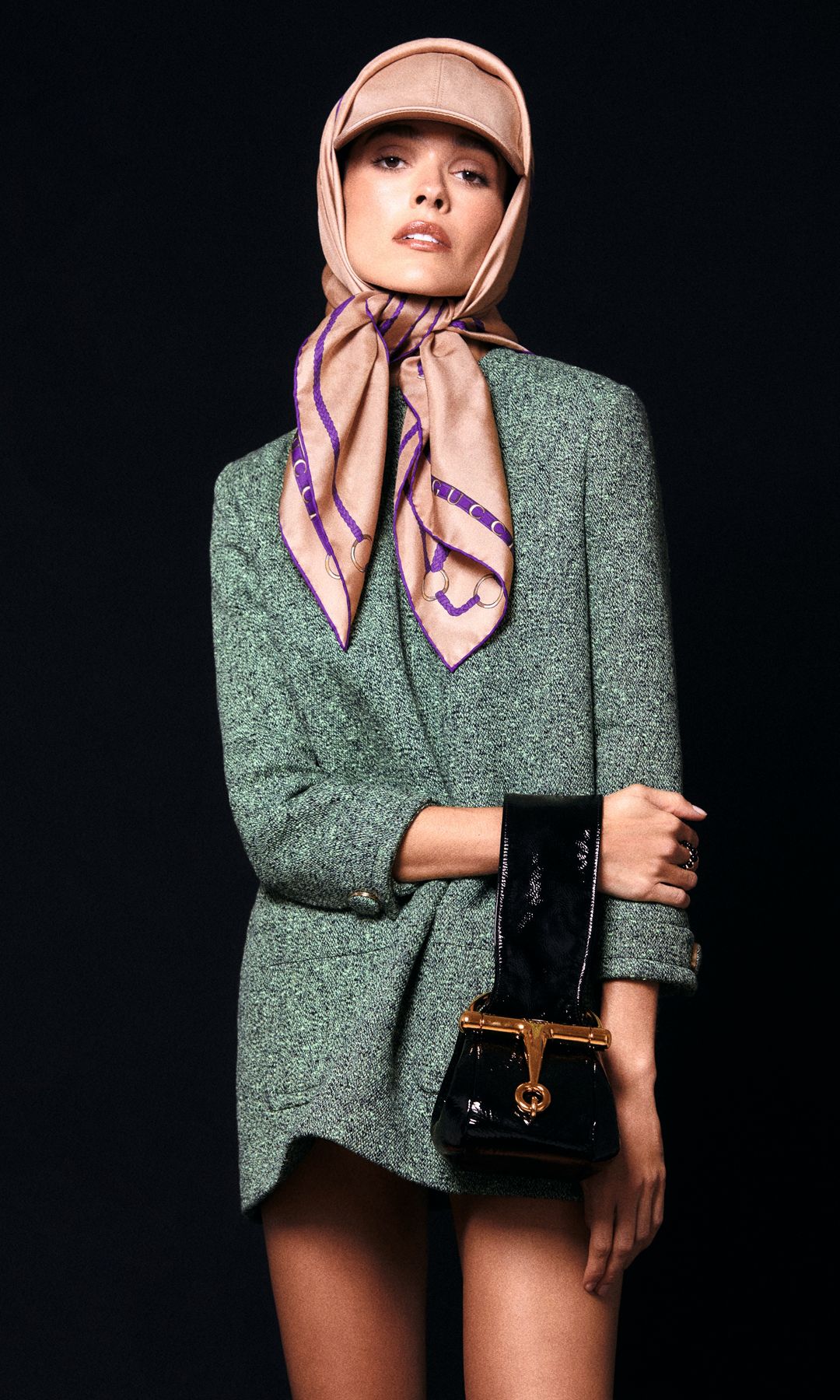 BÁSICOS E INFALIBLES
Los accesorios son esenciales en el fondo de armario de la top para realzar cualquier estilismo. En esta imagen, en la que posa con total look de Gucci, los complementos acaparan todas las miradas. 