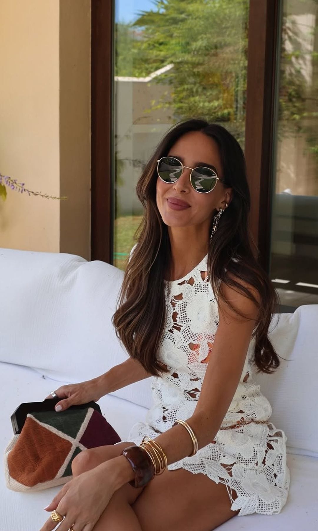 rocio osorno con vestido de crochet blanco