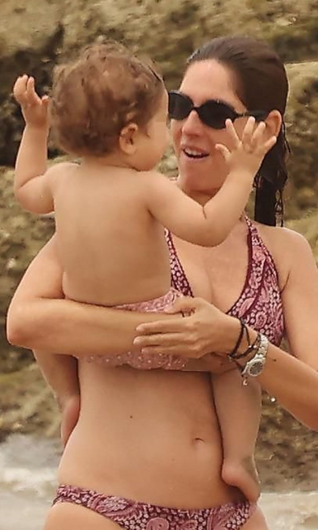El primer día de playa del pequeño Nicolás, hijo de Lourdes Montes y Fran Rivera