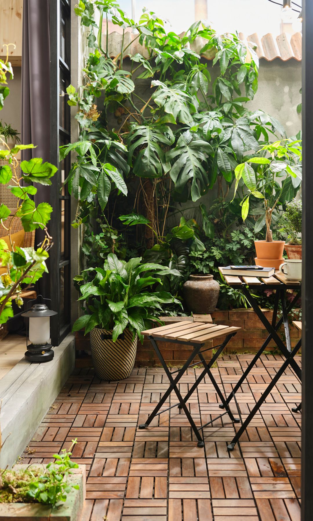 Pequeño patio, con mobiliario de IKEA