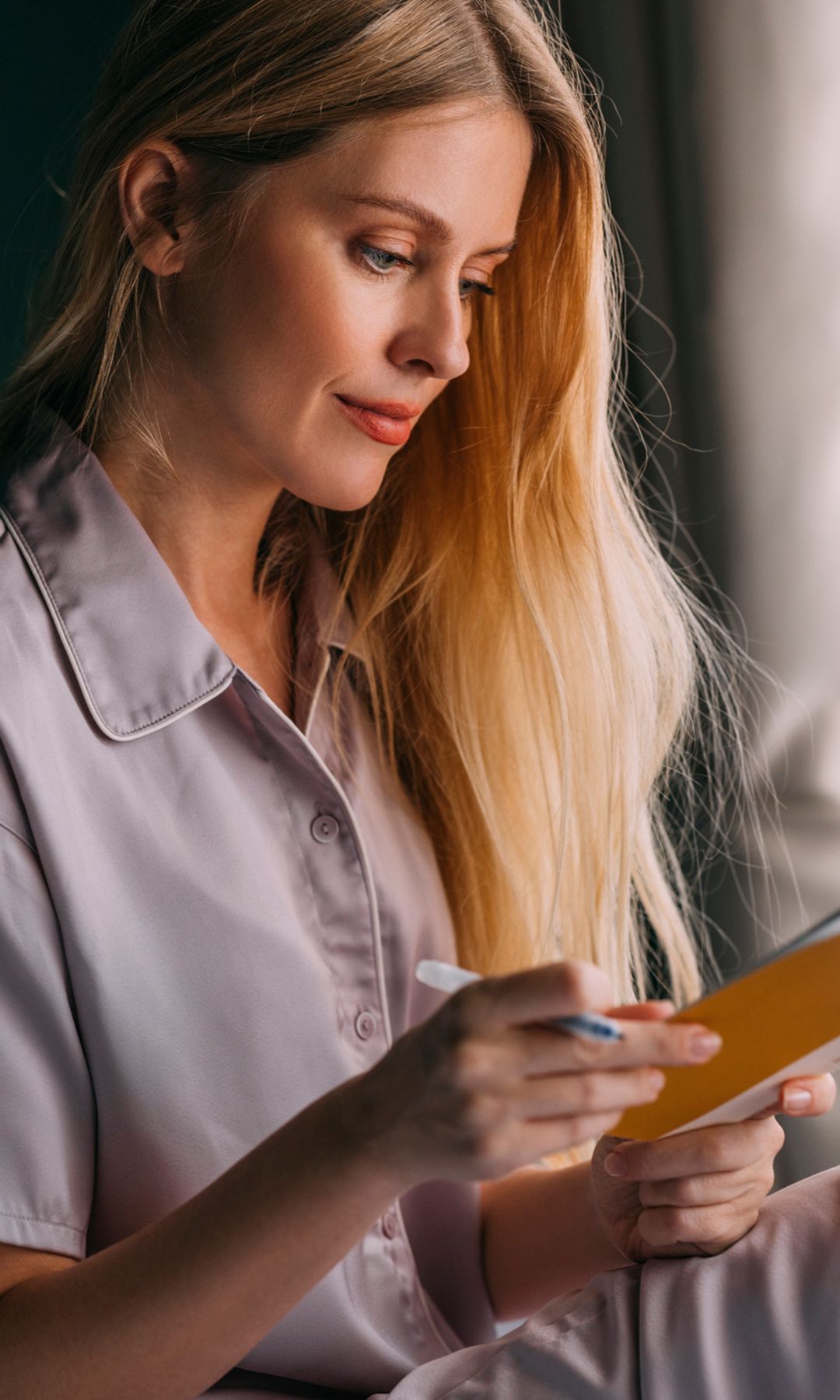 Una mujer escribiendo un diario