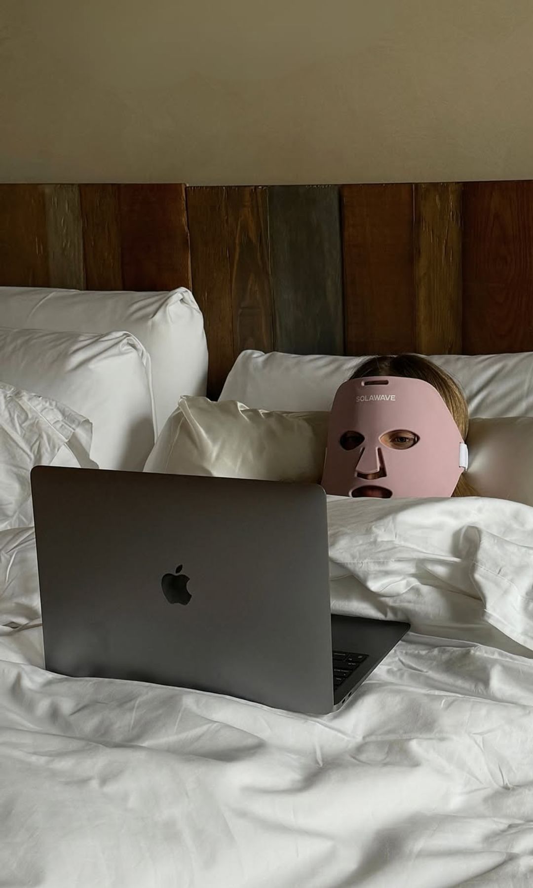 La influencer Tasha Franken teletrabajando desde la cama con su mascarilla
