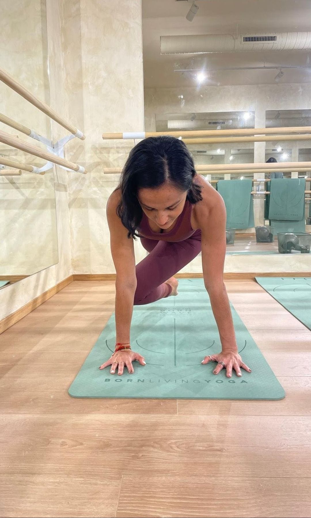Jimena Villegas, head coach de esBarré, practicando un ejercicio de plancha