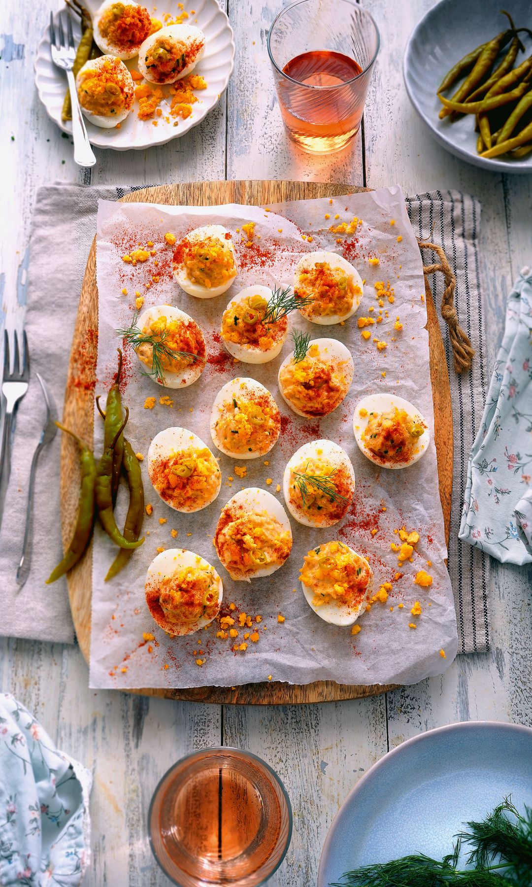 Huevos rellenos de atún, piparras y mayonesa