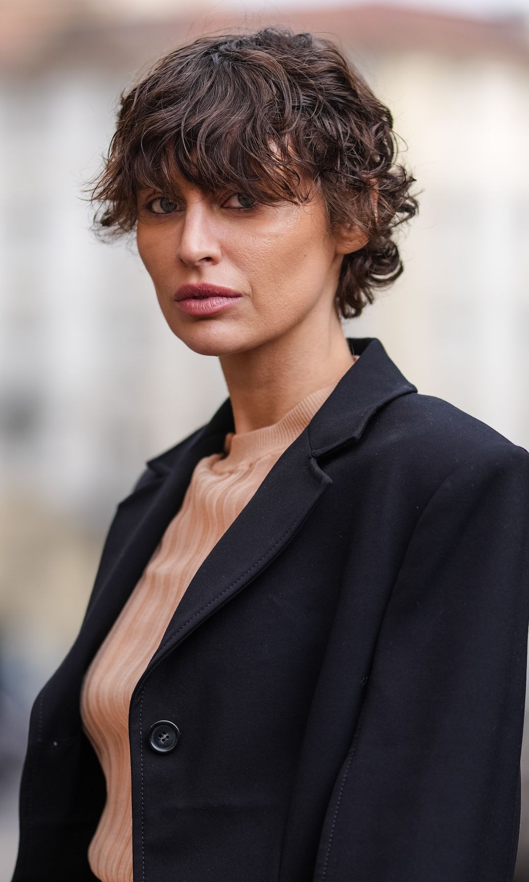 Mujer con cabello corto y textura