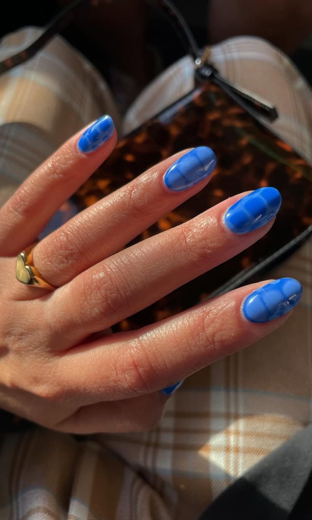 Manicura uñas Blooming Gel azul intenso con efecto difuminado y acabado glossy