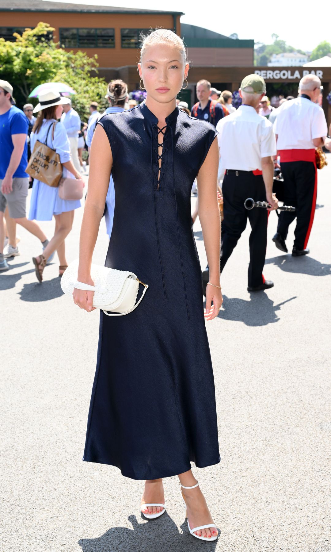 Lila Moss, la hija de Kate Moss, luciendo un diseño de Ralph Lauren, en la final masculina de Wimbledon 2025