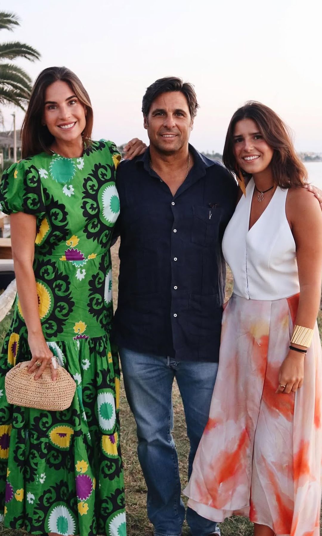 Lourdes Montes con vestido verde estampado