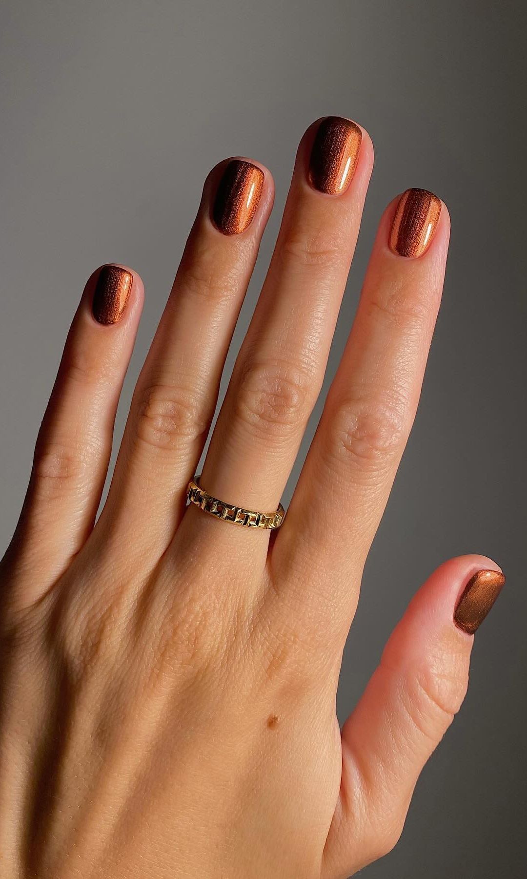 Manicura metalizada naranja