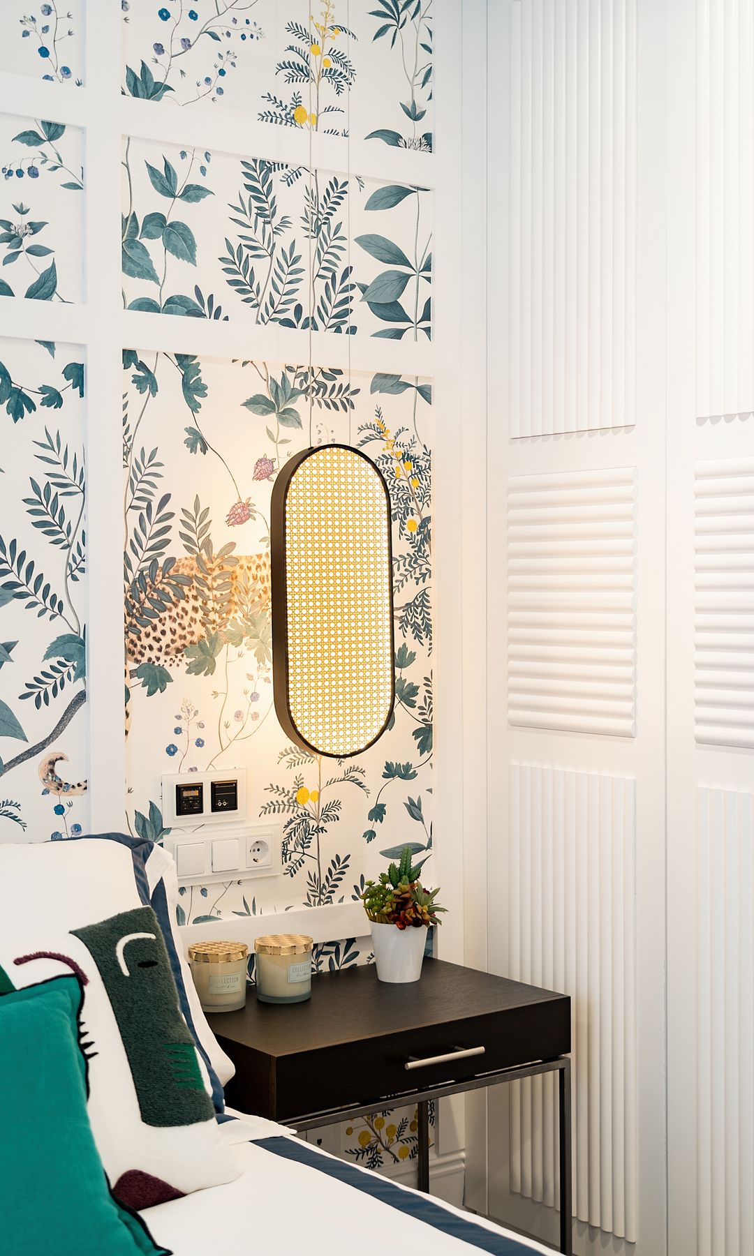 Dormitorio diseñado por Alberto Aranda con velas aromáticas en la mesita de noche