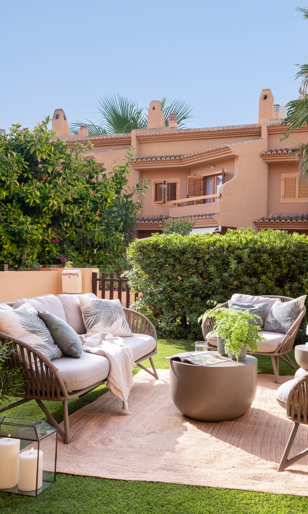 Exterior de estilo mediterráneo, diseño de Majo Flores Interiorismo