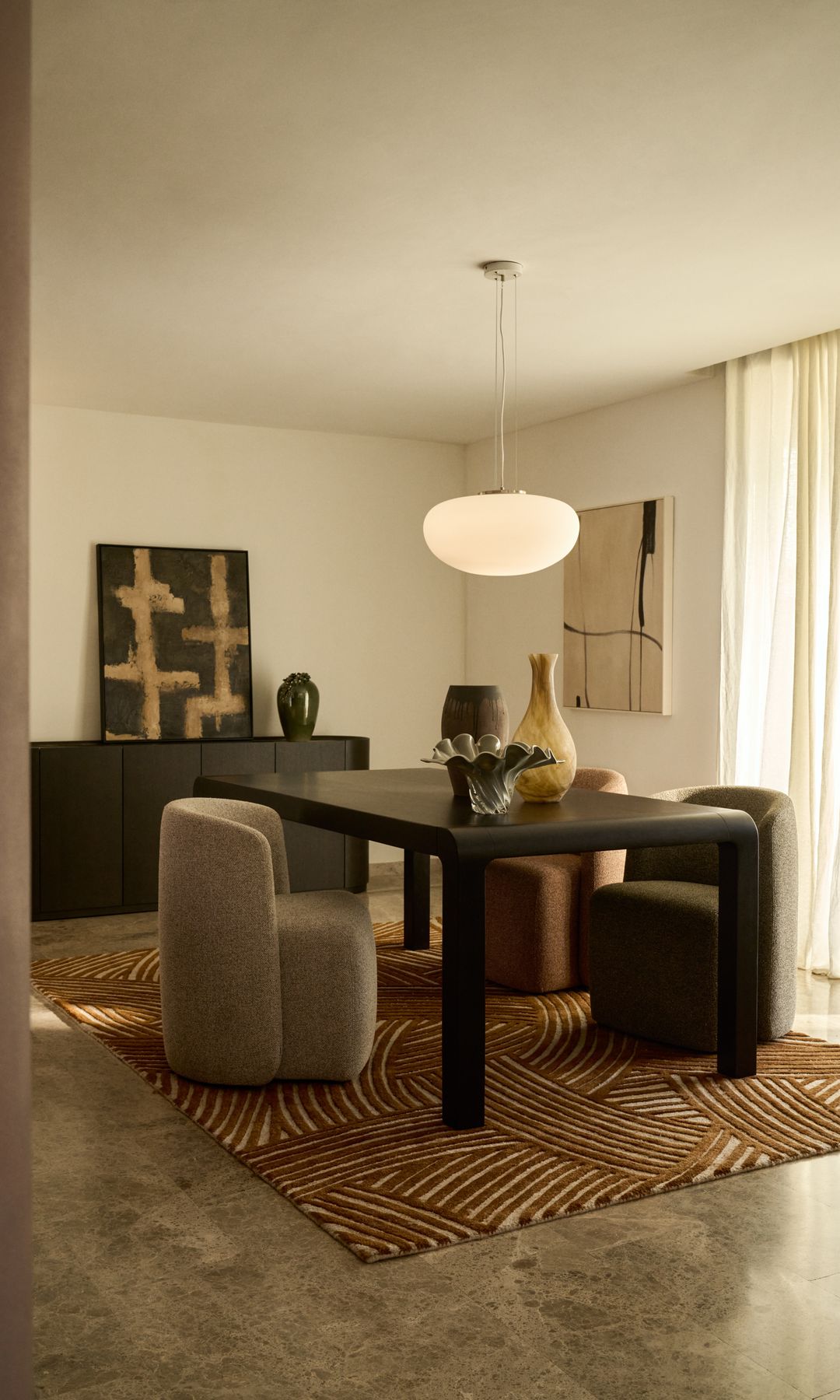 Comedor decorado con piezas de la firma Kave Home