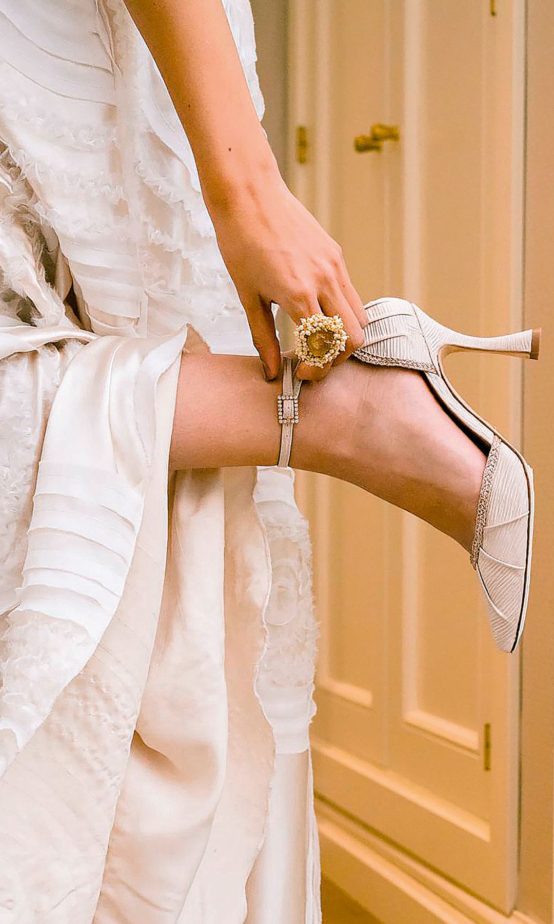 Fotografía de tacon blanco nupcial
