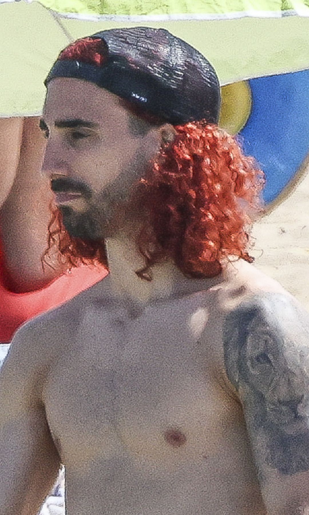 Marc Cucurella con el cabello teñido de rojo